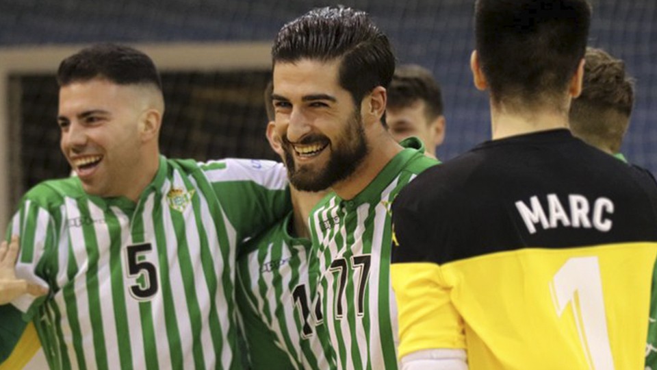 Emilio Buendía, jugador del Real Betis Futsal, celebra un tanto.