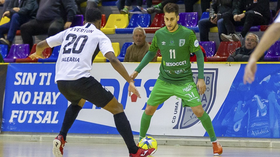 Álex Fuentes, jugador del BeSoccer CD UMA Antequera, encara a Everton, de la Unión África Ceutí.