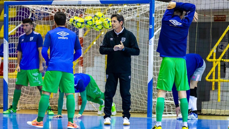 Enrique Melero, durante un entrenamiento con los jugadores de BeSoccer UMA Antequera