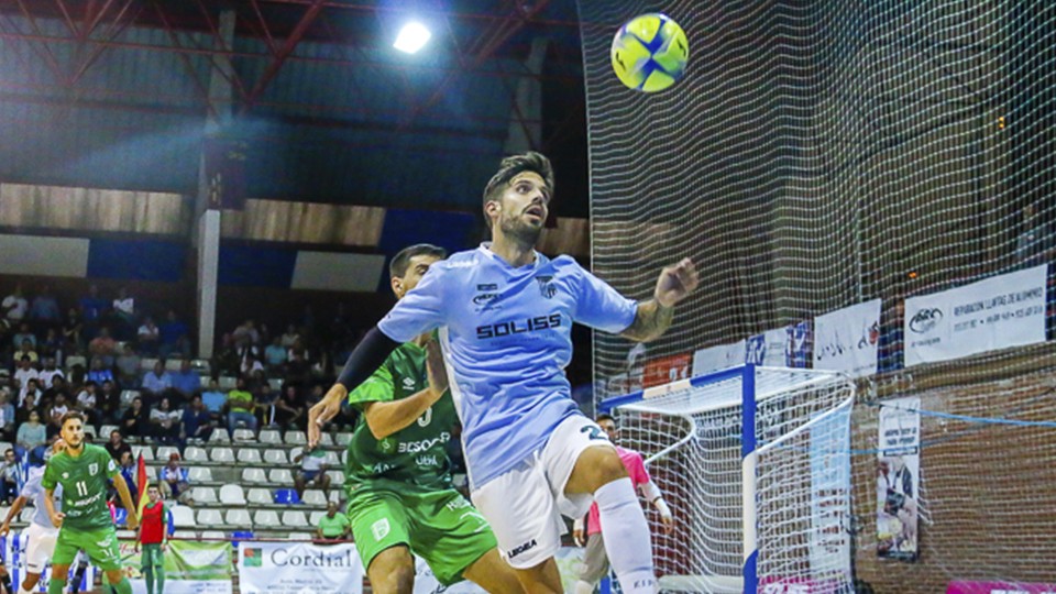 Nacho Pedraza, jugador del Soliss FS Talavera, controla el balón ante Miguel, del BeSoccer CD UMA Antequera.