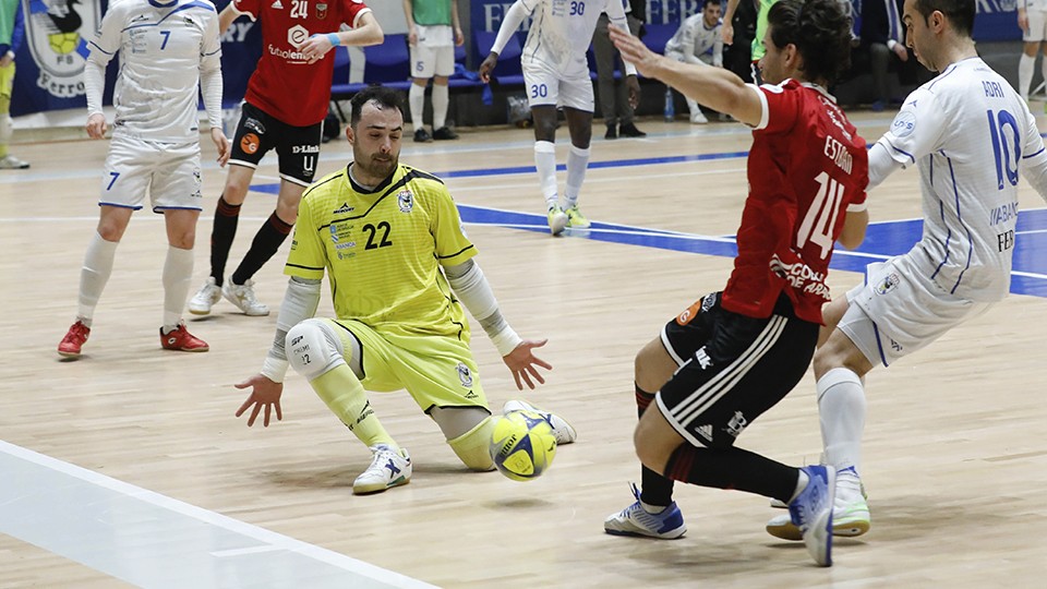 Chemi, portero de O Parrulo Ferrol, durante un partido. (Foto: Hugo Nidáguila / Instantes Momentos Fotográficos)