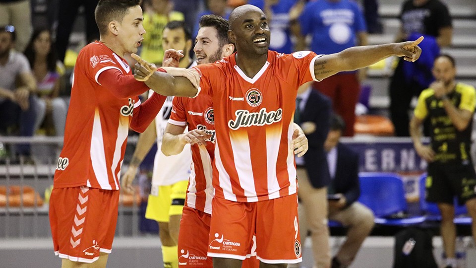 Ique, jugador del Jimbee Cartagena, celebra un gol.