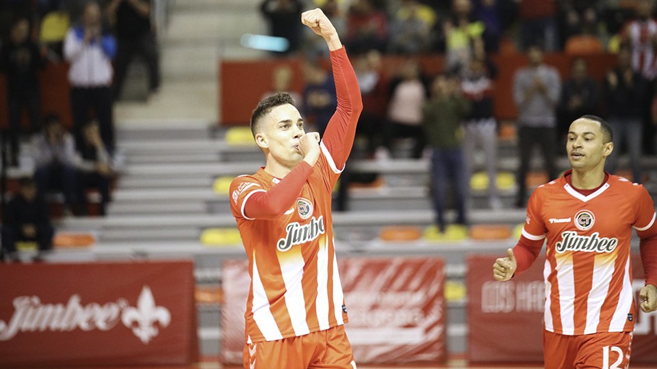 Jesús Izquierdo, jugador del Jimbee Cartagena, celebra un tanto.
