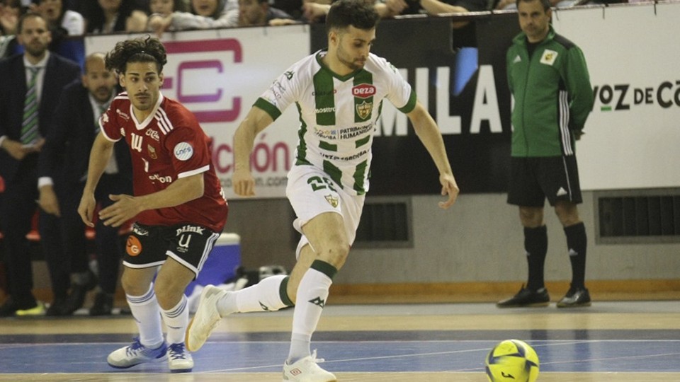 César Velasco, de Córdoba Patrimonio, con el balón en una transición ofensiva.
