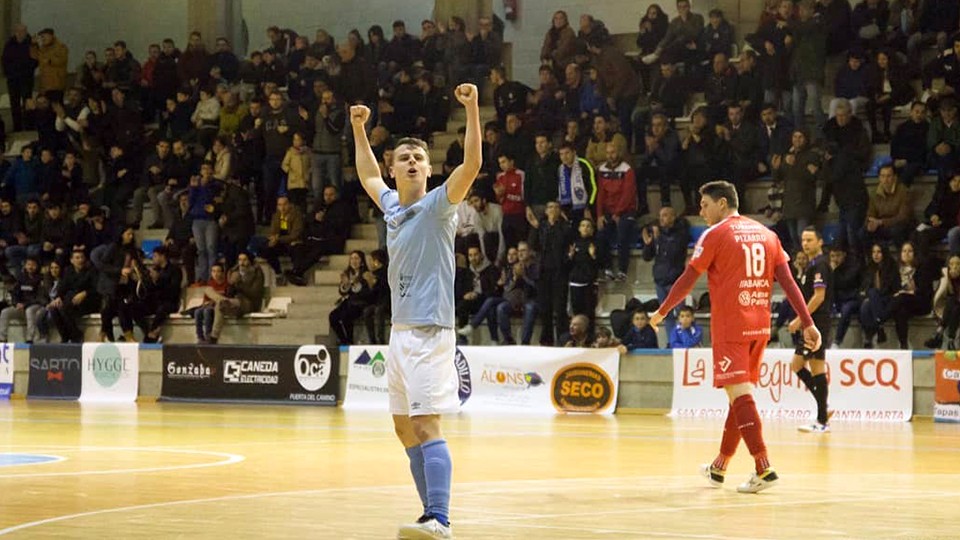 Isma, jugador de Santiago Futsal, celebra un tanto. (Foto: Jesús Figueroa)