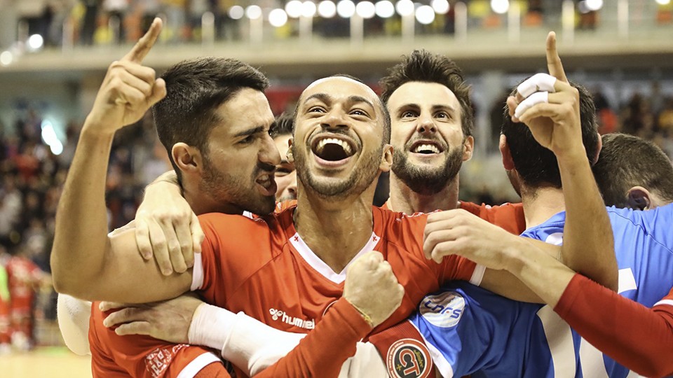 Attos, jugador del Jimbee Cartagena, celebra un triunfo.