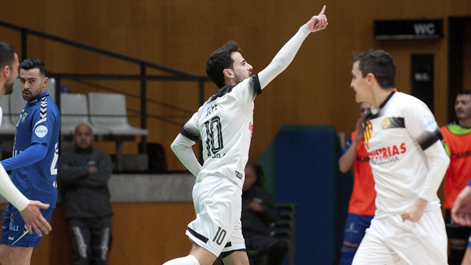 Sepe, jugador de Industrias Santa Coloma, celebra un tanto.