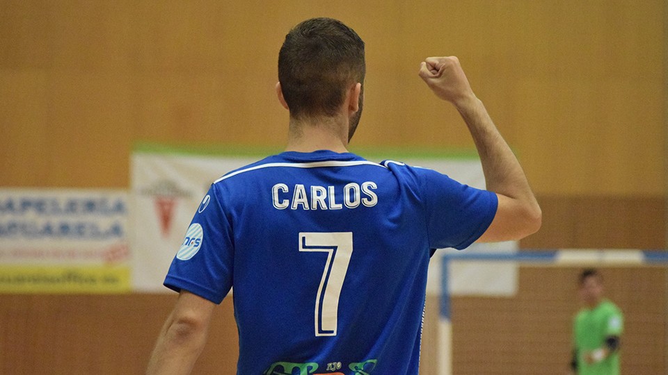 Carlitos, jugador del Ciudad de Móstoles, celebra un tanto.