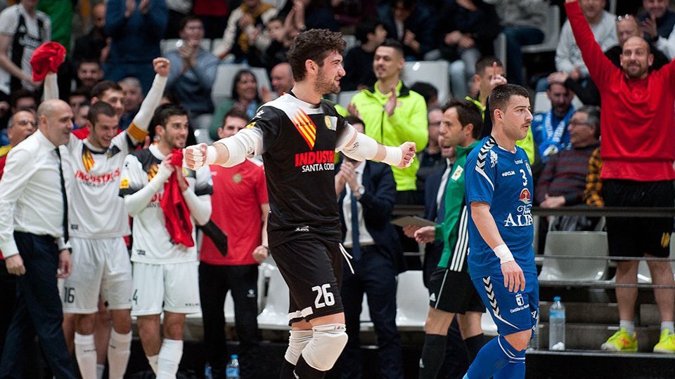 Miquel Feixas, portero del Industrias Santa Coloma, celebra un gol.