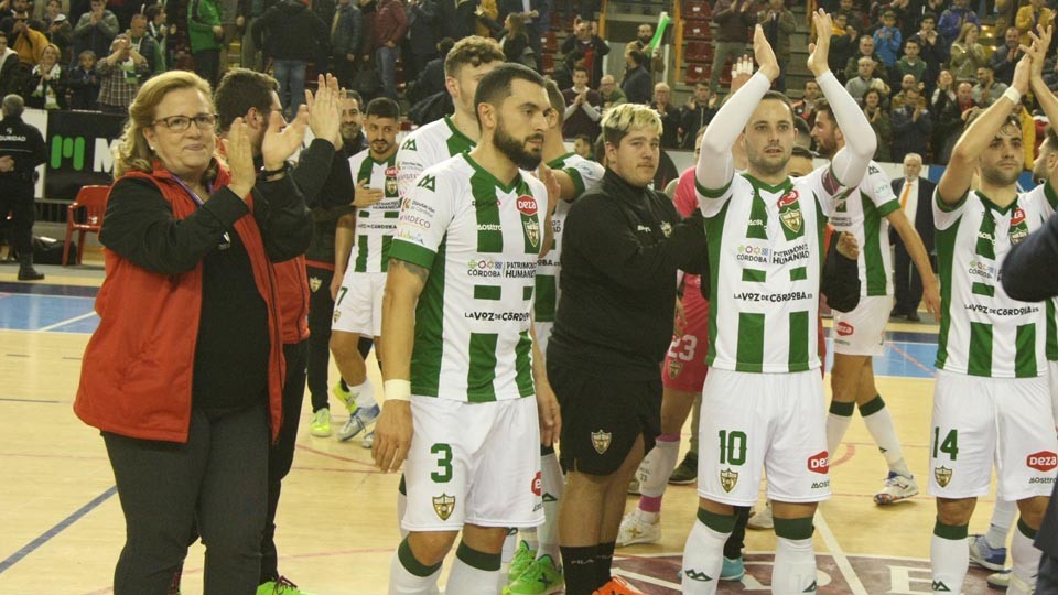 Carmen Gracia, junto a los jugadores del Córdoba Patrimonio de la Humanidad.