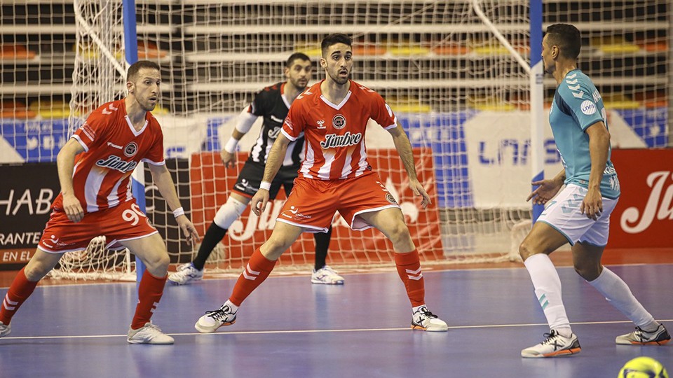 Fernández y Josema, jugadores del Jimbee Cartagena, ante Mancuso, del CA Osasuna Magna.