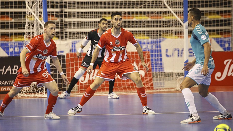 Fernández y Josema, jugadores del Jimbee Cartagena, ante Mancuso, del CA Osasuna Magna.