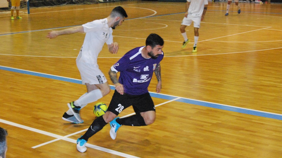 Porto, jugador de Santiago Futsal, ante Saúl, de la Unión África Ceutí.