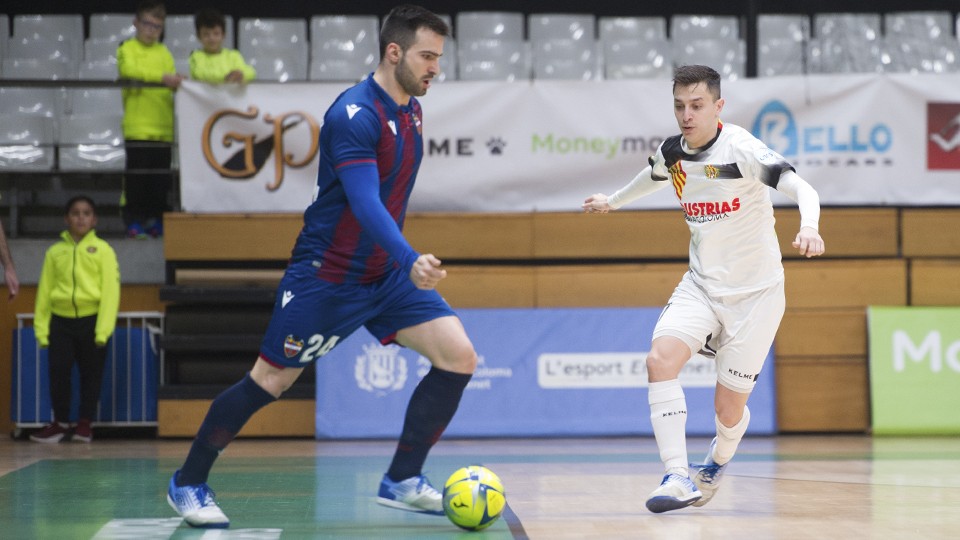 Pedro Toro, jugador del Levante UD FS, ante Corso, de Industrias Santa Coloma.