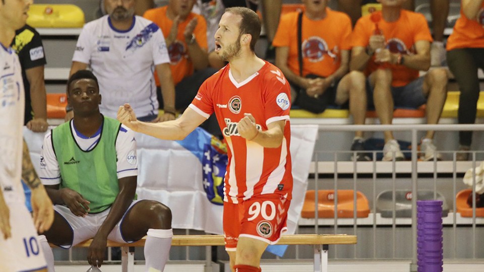 Fernández, jugador del Jimbee Cartagena, celebra un tanto.