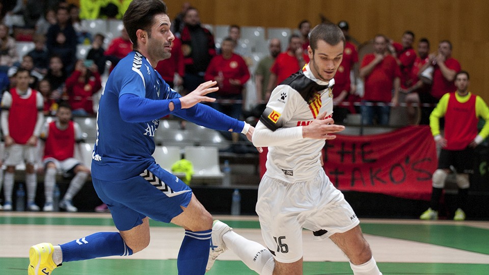 David Álvarez, jugador de Industrias Santa Coloma, ante Pablo Ibarra, de Viña Albali Valdepeñas.