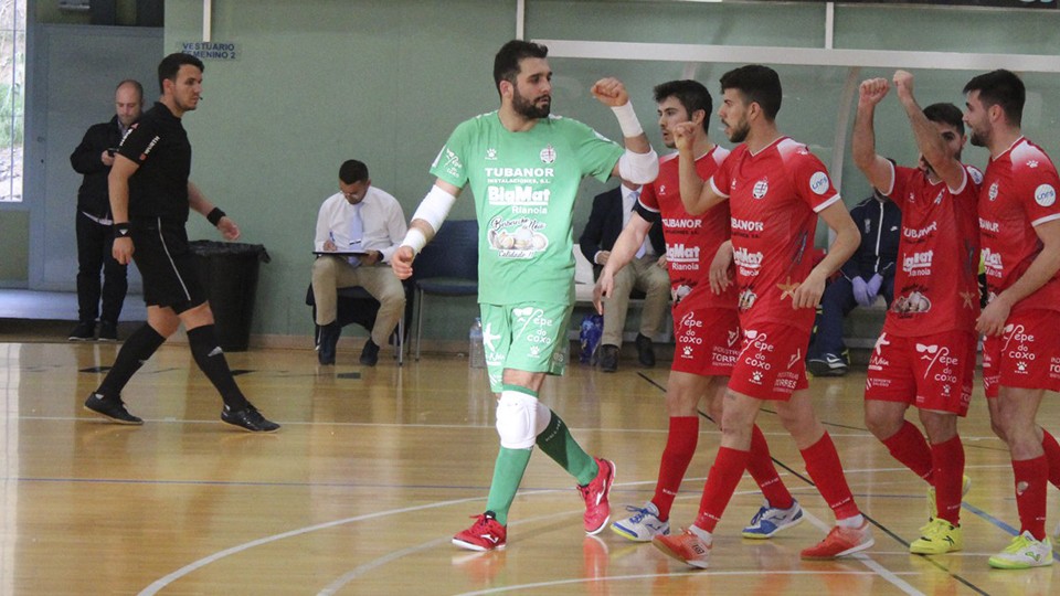 Álex Pérez, portero del Noia Portus Apostoli, celebra un tanto junto a sus compañeros.