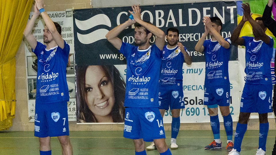 Los jugadores del Manzanares FS Quesos El Hidalgo agradecen el apoyo de la afición