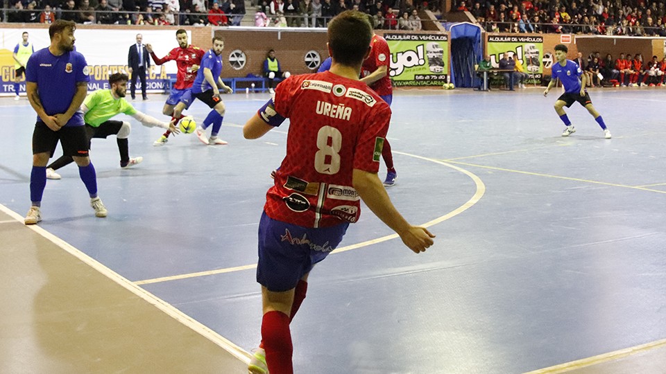 Ureña. jugador del Software DELSOL Mengíbar, bota un saque de esquina.