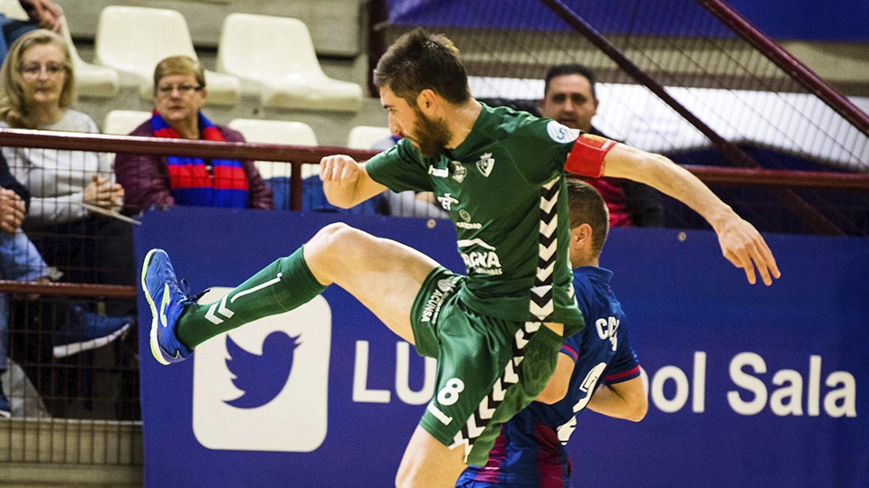 Roberto Martil, jugador del CA Osasuna Magna, corta un balón.