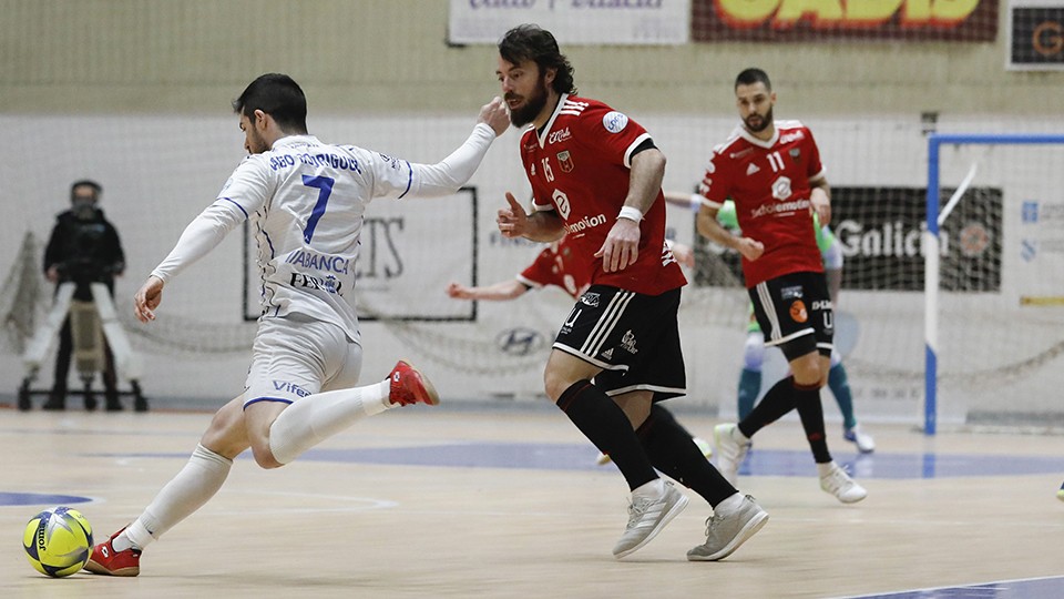 Iago Rodríguez, jugador de O Parrulo Ferrol, ante Nano Modrego, de Fútbol Emotion Zaragoza. (Foto: Hugo Nidáguila / Instantes Momentos Fotográficos).