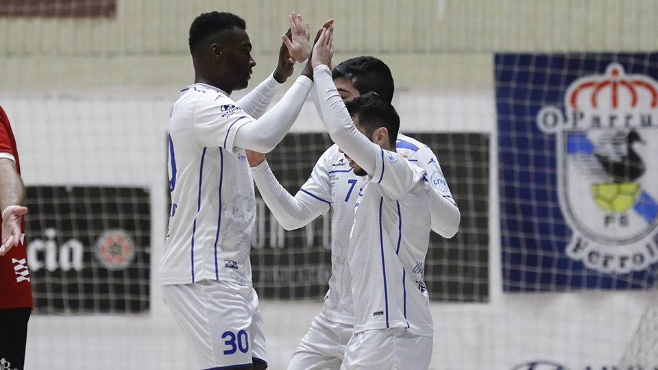 Los jugadores de O Parrulo Ferrol celebran un tanto.