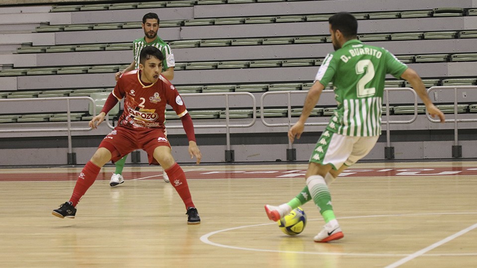 Burrito, jugador del Real Betis Futsal, encara a Nacho Torres, de ElPozo Ciudad de Murcia.