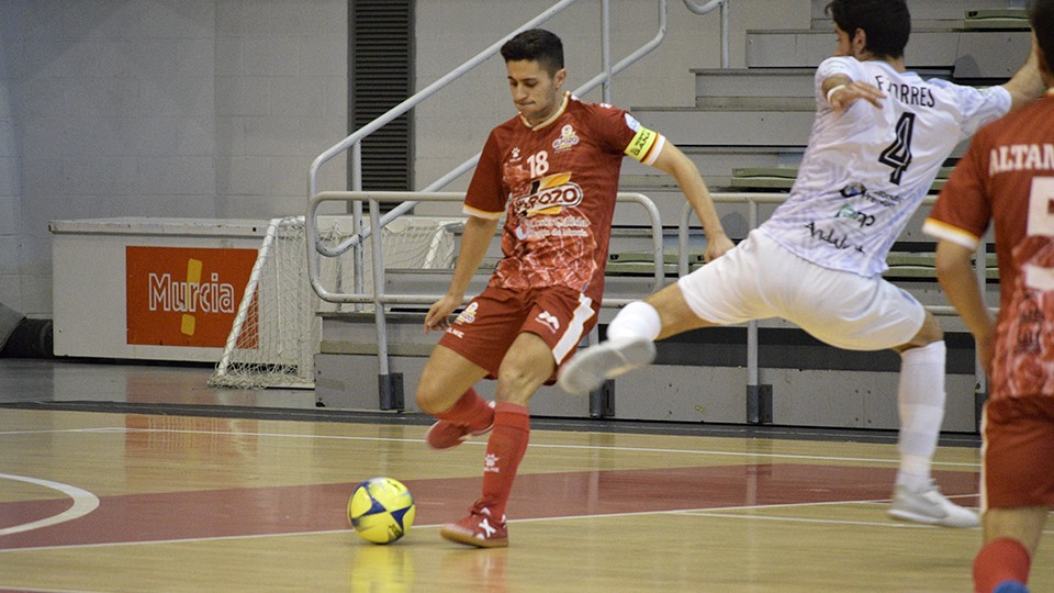 Cámara, jugador de ElPozo Ciudad de Murcia, ante Nando Torres, del BeSoccer CD UMA Antequera.