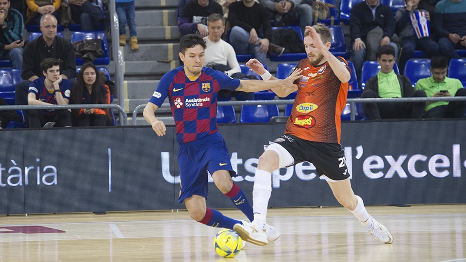 Daniel, jugador del Barça. pugna por el balón con Sergio González, de Aspil-Jumpers Ribera Navarra.