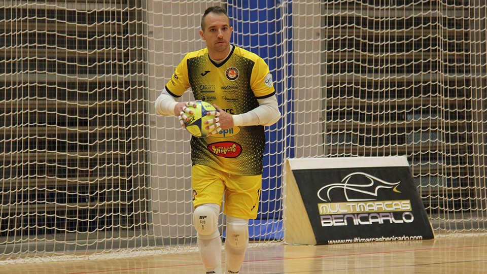 Gus, portero del Aspil Jumpers Ribera Navarra, durante un partido.