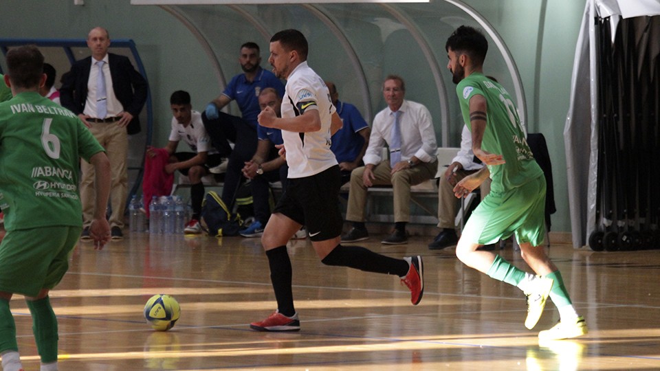 Ismael, jugador de la Unión África Ceutí, conduce el balón ante Dani Blanco, de Santiago Futsal.