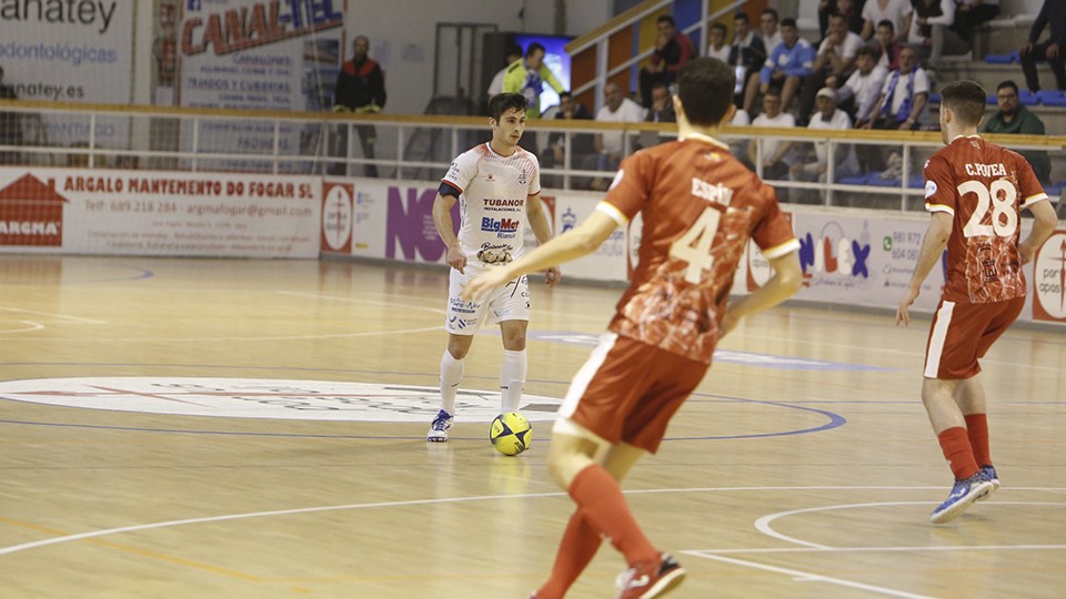 Lluc, jugador del Noia Portus Apostoli, encara a Cristian Povea, de ElPozo Murcia Costa Cálida.