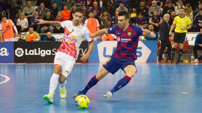 Felipe Valerio de ElPozo Murcia, y Sergio Lozano, del Barça, durante un lance del juego.