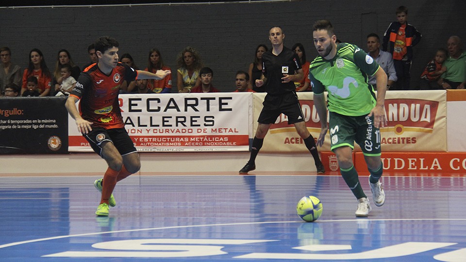 Marlon, jugador de Movistar Inter, ante Nil Closas, de Aspil-Jumpers Ribera Navarra.