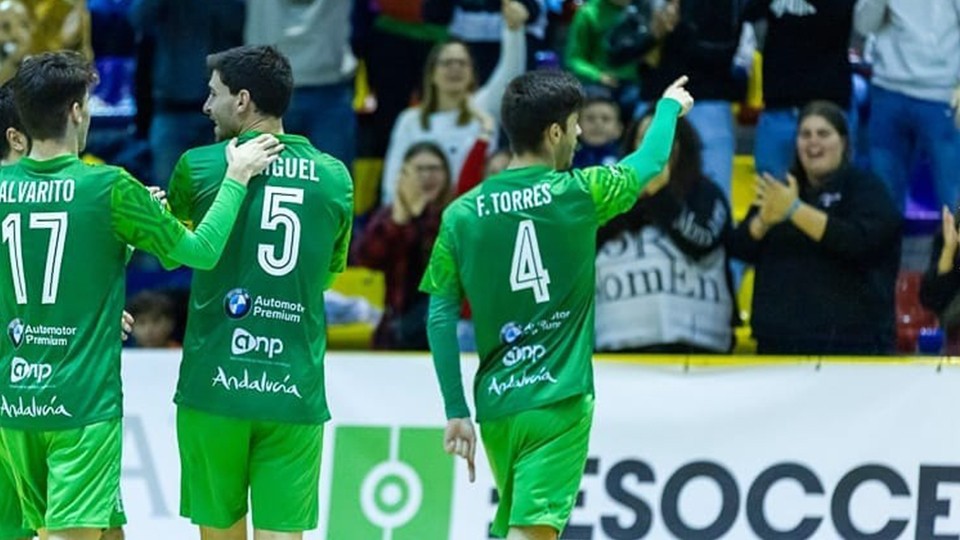 Nando Torres, jugador del BeSoccer CD UMA Antequera, celebra un tanto.