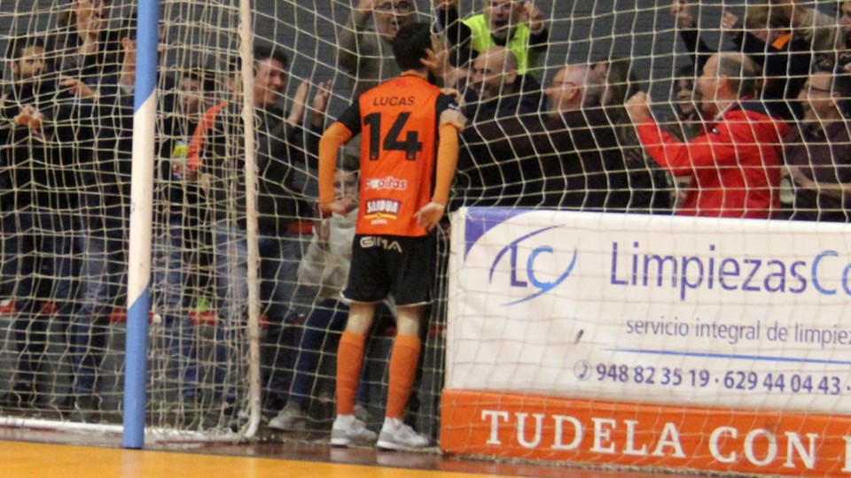 Lucas, jugador del Aspil-Jumpers Ribera Navarra, celebra un tanto.