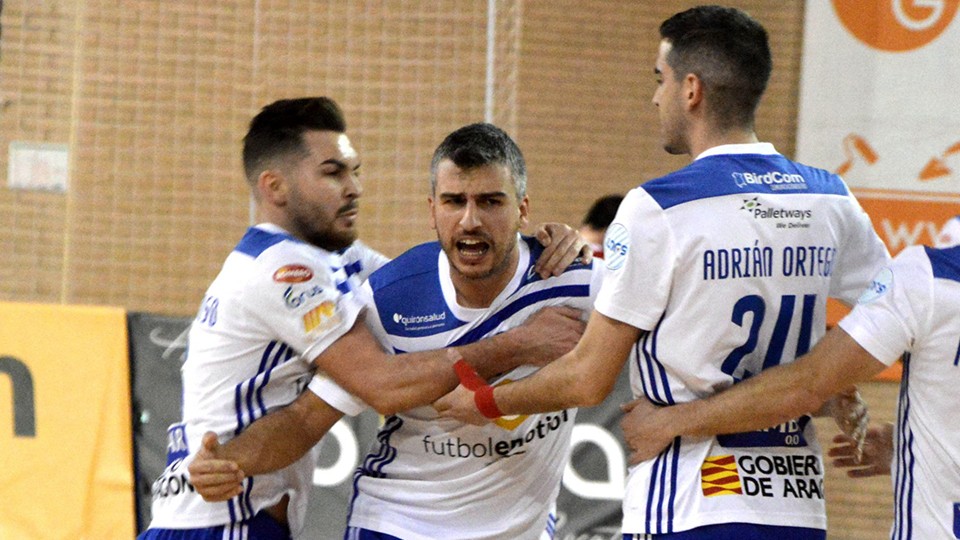 Los jugadores del Fútbol Emotion Zaragoza celebran un tanto.