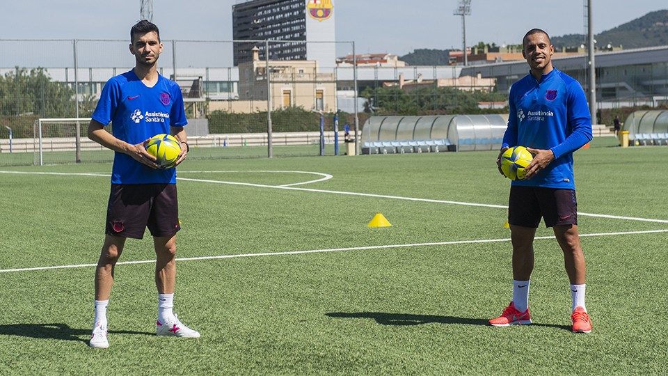 Esquerdinha y Ferrao, jugadores del Barça, durante un entrenamiento.