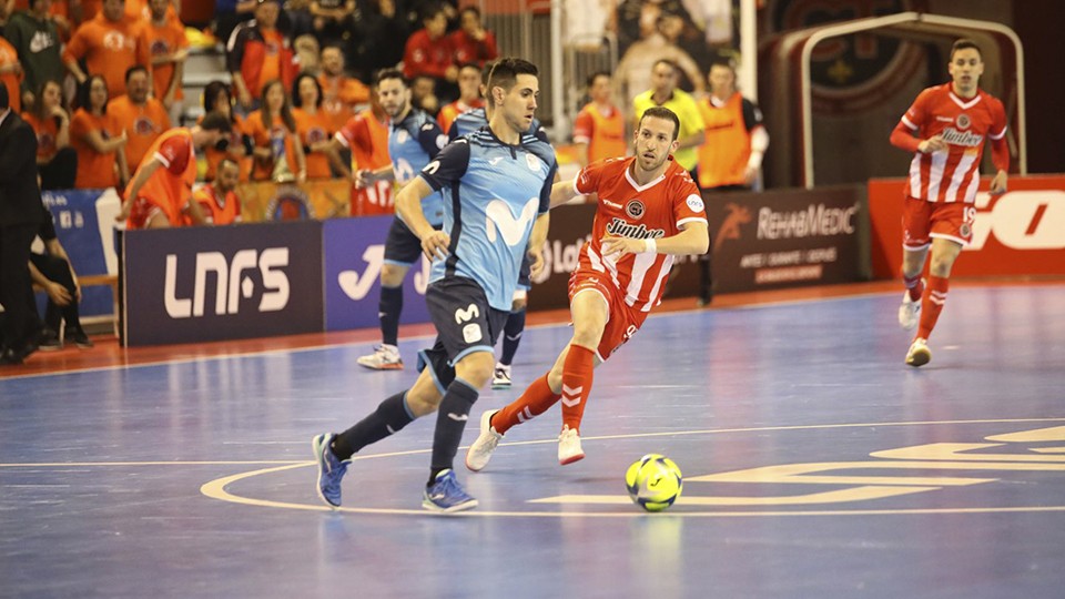 Bebe, jugador de Movistar Inter, ante Fernández, del Jimbee Cartagena.