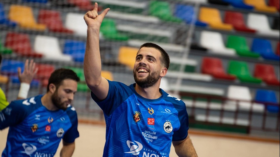 Chema Barrera, jugador del Bisontes Castellón, celebra un tanto.