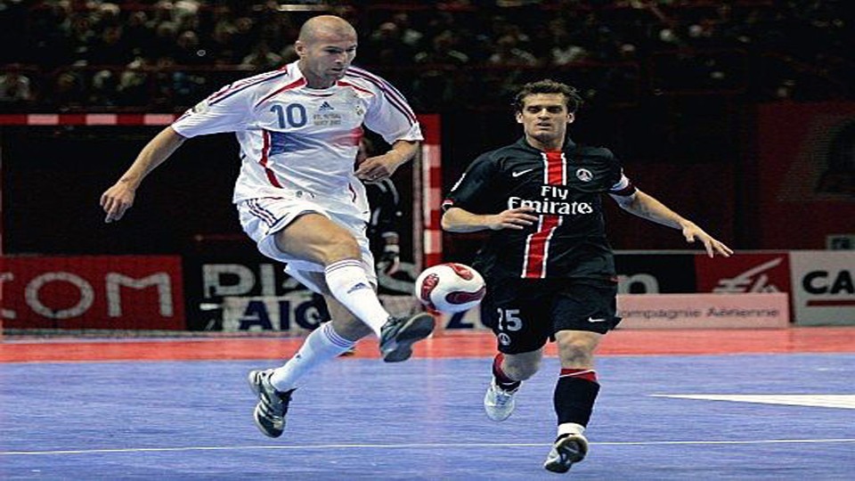 Zidane jugando un partido de fútbol sala en Francia