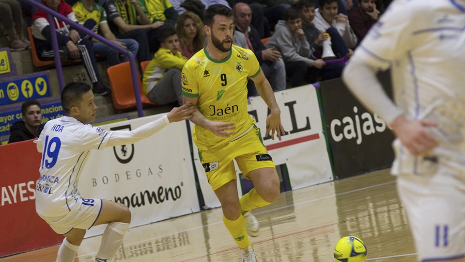 Víctor Montes, jugador de Jaén Paraíso Interior, ante Hoa, de O Parrulo Ferrol. (Foto: Pedro J. Chaves   Jaén Paraíso Interior)