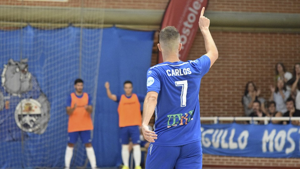 Carlitos, jugador del Ciudad de Móstoles, celebra un tanto.