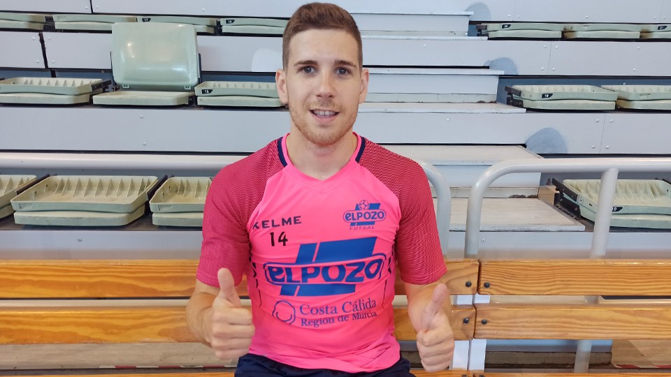 Fernando, jugador de ElPozo Murcia Costa Cálida, posa durante un entrenamiento.