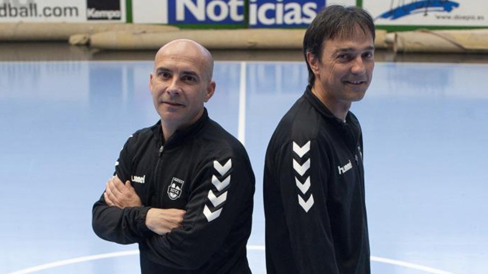 Miguel Hernández, segundo entrenador del CA Osasuna Magna, junto al técnico Imanol Arregui. (Foto: Unai Beroiz)