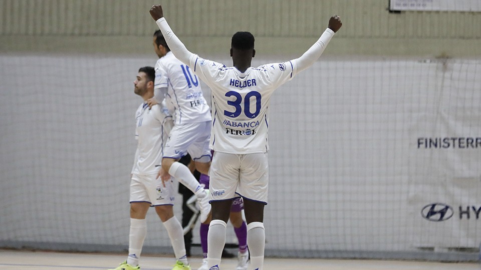 Hélder, jugador de O Parrulo Ferrol, celebra un gol. (Foto: Hugo Nidáguila / Instantes Momentos Fotográficos)