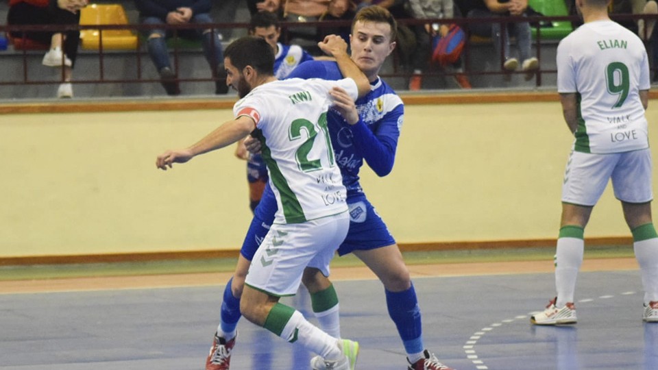 Kiwi. jugador del Irefrank Elche CF, pugna por el balón con Daniel, del Manzanares FS.