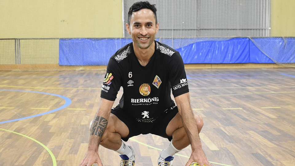 Joao, jugador del Palma Futsal, posa durante un entrenamiento.