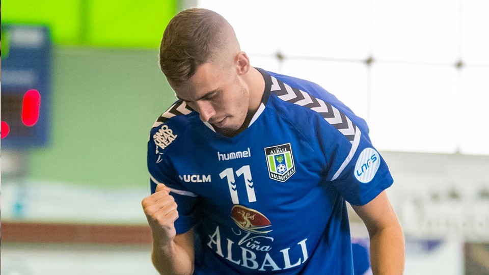 Álex García, jugador del Viña Albali Valdepeñas, celebra un tanto.