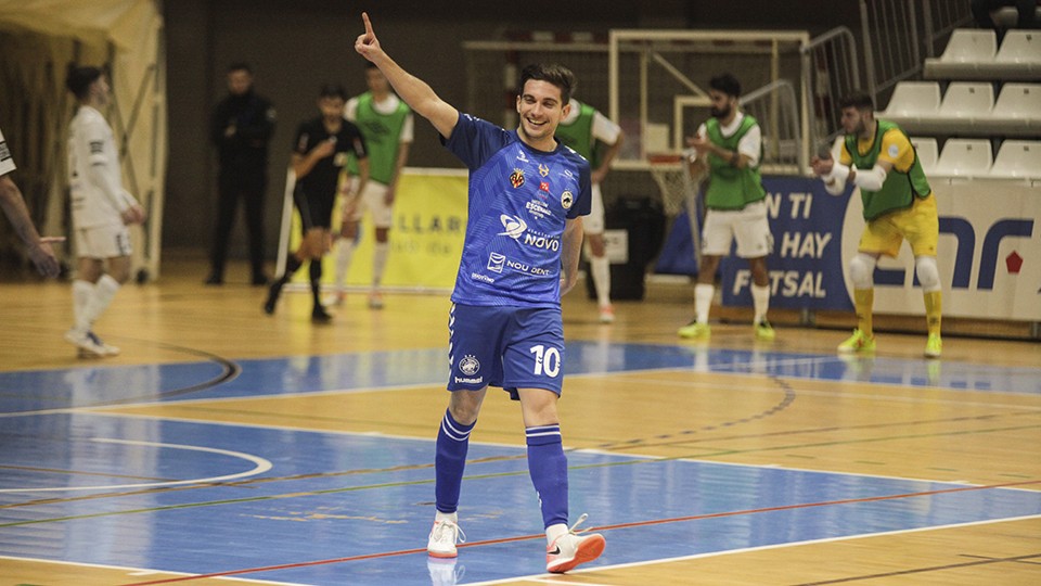 Lorca, jugador de Bisontes Castellón, celebra un tanto.